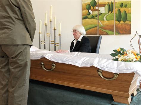 Immer mehr bürger sind nicht mehr mitglied in einer kirche und werden dementsprechend ohne einen trauergottesdienst beerdigt. Abschiednahme | Sträter Bestattungen in Soest