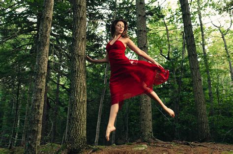 Девушка в лесу в платье 98 фото