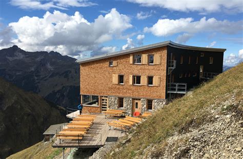 Das waltenberger haus liegt unterhalb der mächtigen hochfrottspitze und des imposanten bockkarkopfes. Allgäu September 2017