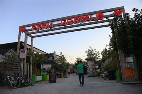 Frau gerolds garten is a restaurant, bar and shopping area in zurich that ticks all the boxes when it it's worth knowing that from the outset, frau gerolds garten's days have been numbered, with. Frau Gerolds Garten | RES.se