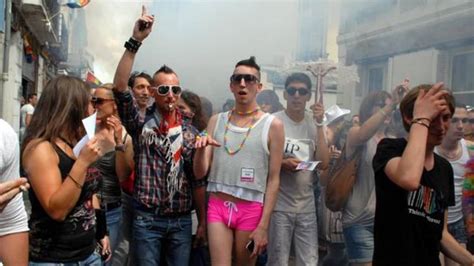 Tours Violents Incidents Lors De La Gay Pride