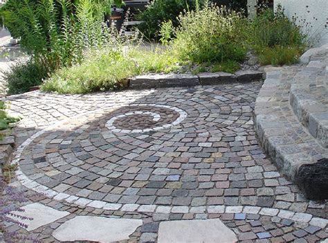 So erhältst du leichter eine gerade linie als basis. Pflastersteine | Garten, Garten pflaster, Garten ...
