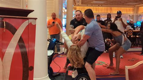 brawl between 4 woman breaks out inside luxurious vegas hotel