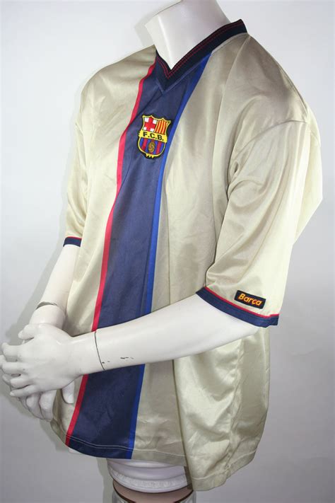 Kaufen sie die heißesten barcelona fußballtrikots und trikots, um ihre aufregung in dieser fußballsaison deutlich zu machen. Barca FC Barcelona Trikot 11 Marc Overmars 1999/00 Gold ...