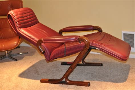 Zero gravity lounge chairs typically refer to outdoor recliners for relaxation. Older zero gravity style Reclining Lounge chair, beautiful ...