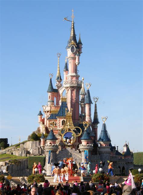 Trein vanuit parijs naar disneyland: Disneyland Parijs toont redactionele stock afbeelding ...