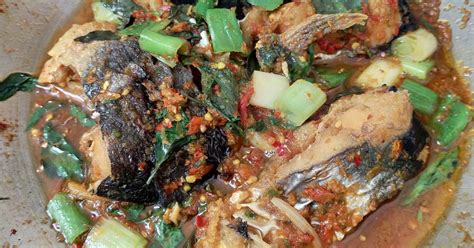 Tambahkan saja asam jawa & tomat serta bawang tumis semua bumbu halusnya & masukkan serai bersama cabe hijau dan merah hingga harum. 4.724 resep ikan patin enak dan sederhana - Cookpad