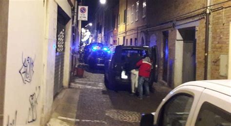 Agguato A Pesaro Ucciso Con Venti Colpi Di Pistola Mentre Parcheggia L Auto Ricercati Due Killer