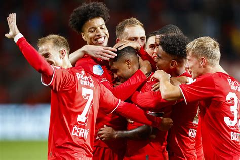 Fc twente won het eerste uur door een doelpunt van proefspeler denilho cleonise: Eenvoudige zege FC Twente op inspiratieloos Fortuna ...