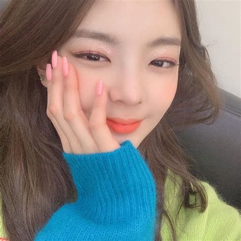 #itzy layouts #itzy packs #itzy wannabe #itzy yeji #itzy icons #loona odd eye circle #loona layouts ryeji blushes. Pin by m on itzy; wannabe in 2020 | Itzy, Lia, Instagram ...