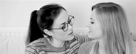 Rosie And Rose A Super Cute Youtube Couple Cute Youtube Couples Lesbians Kissing