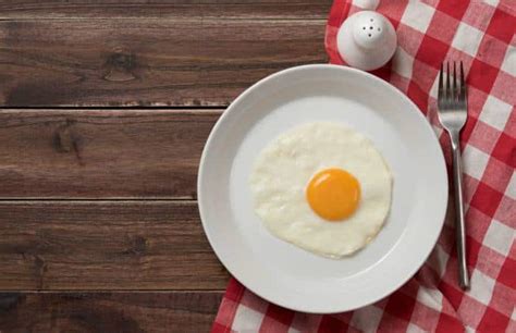 Muchas veces buscamos atajos para conseguir elaborar platos complejos en menos tiempo. Cómo cocinar un huevo en un microondas - Lifehacks de ...
