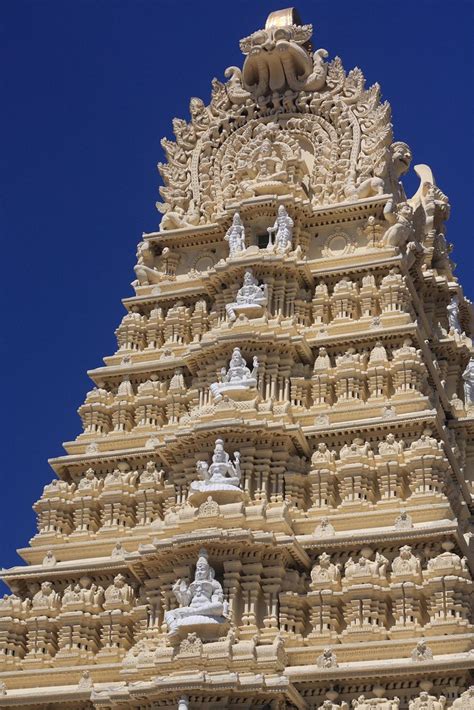 Dravidian Gopura The Gopura Or Pyramidal Tower At The Entr Flickr