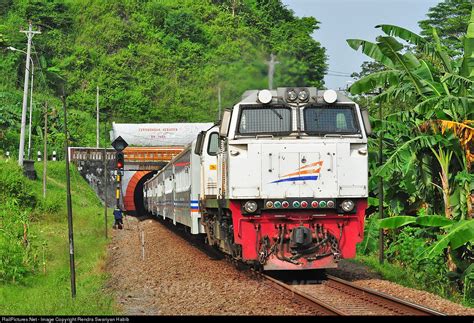 Railpicturesnet Photo Cc206xx Pt Kereta Api Indonesia Ge Cm20emp At