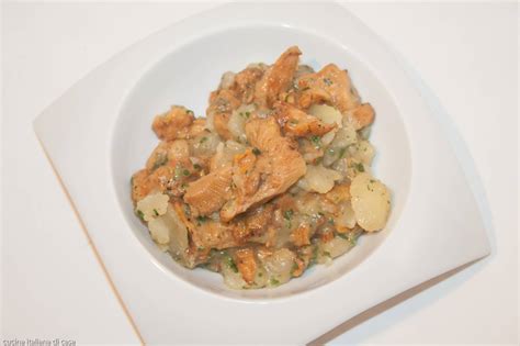 E non dimentichiamo, poi, che anche i tartufi sono funghi, la cui raccolta inizia già a novembre. finferli o cantarelli o galllinacci con patate rosse ...