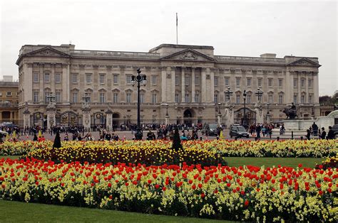 Upbeat News Buckingham Palace Gardens Will Be Open To Picnickers For