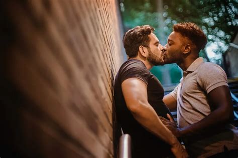 18 best gay kisses and gay kissing scenes movies and tv the globetrotter guys