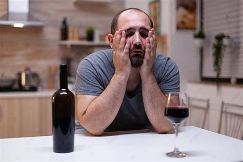 Fondo Hombre Miserable Que Recurre Al Vino Como Mecanismo De