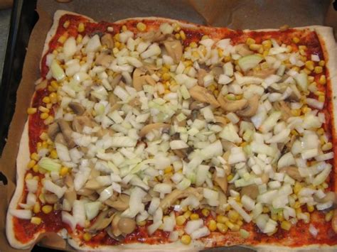Lieber erst kalt schneiden den kuchen(das nächste mal dann;) lass den kuchen lieber in einer box mit einem loch das man öffnen kann kühlen(so bleibt er fluffig doch er wird nicht matschig). Pizza aus der Dose - Rezept mit Bild - kochbar.de