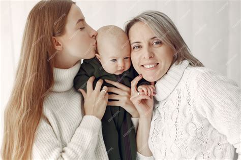 Grand Mère élégante à La Maison Avec Sa Fille Et Sa Petite Fille