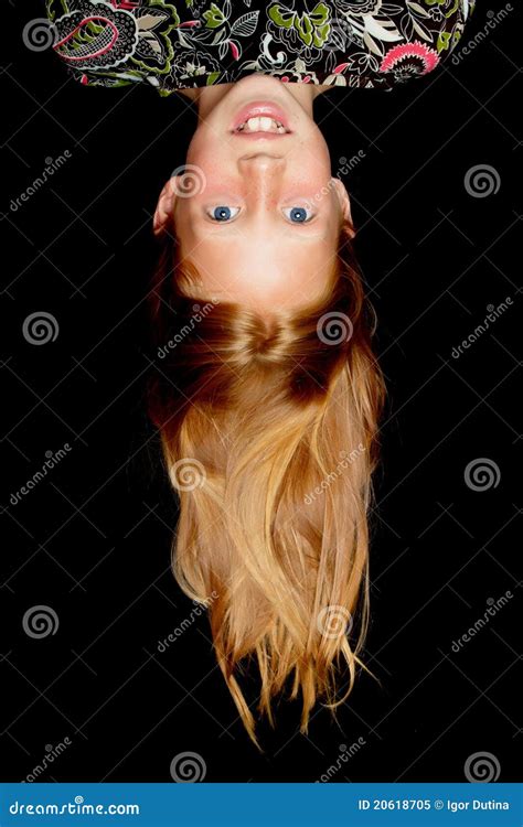 Jonge Redhead Meisjes Hangende Bovenkant Neer Stock Afbeelding Image Of Diversiteit Mooi