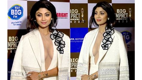 Shilpa Shetty Spicy Cleavage Exposed In White Outfit In Awards Show Desi Girlz