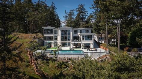 This C8990000 Waterfront Estate In Saanich Offers Beautiful Beyond