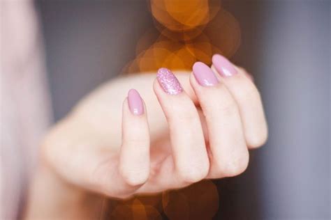 Haz que tus uñas recién pintadas se sequen rapidísimo con este sencillo
