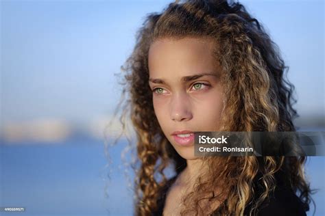 Chica Adolescente Con Ojos Verdes Y Pelo Rizado Foto De Stock Y Más Banco De Imágenes De Aire
