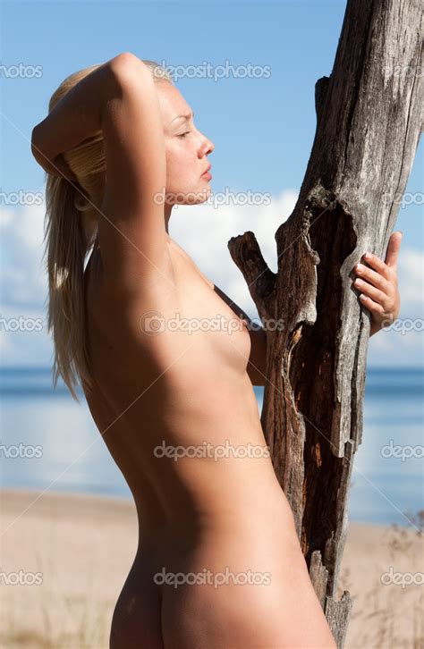 Eski bir kuru ağaç yakınlarında çıplak kadın Stok fotoğraf 25406493