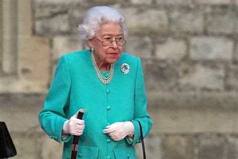 La Reine Elizabeth Ii En Ensemble Bleu Néon