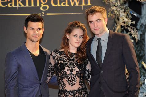 Years Later Check Out Robert Pattinson Kristen Stewart And More At The Twilight Breaking