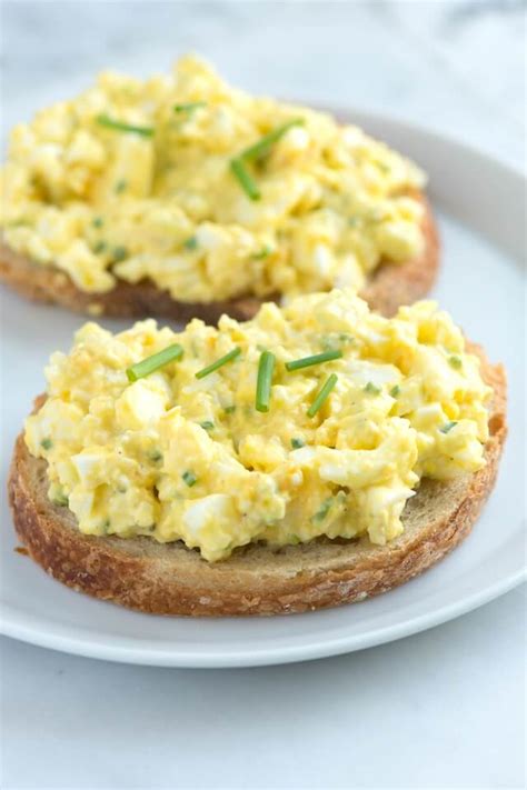 Boiled and poached eggs contain fewer calories and fat than fried and scrambled eggs that are fried in oil or have milk added. 10 Quick Low-Calorie Snacks & Lunches - Happiness is Homemade