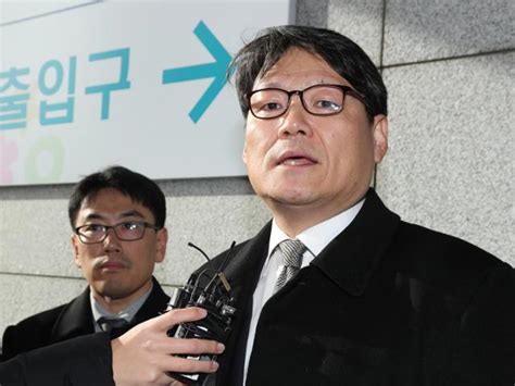• 김 전 차관의 출국 시도 사실을 전달받은 검찰이 그를 내사 대상자로 입건해 출입국관리 공무원에게 긴급출국금지 요청을 한 것이다. 이광철, 이규원한테서 '김학의 출국금지 요청서' 사진도 ...