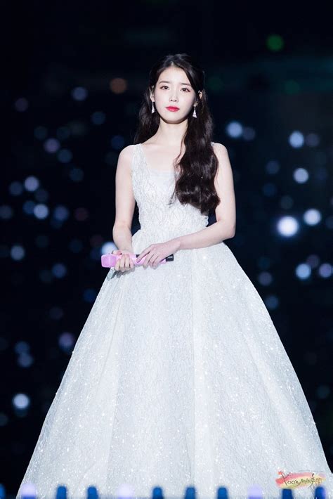 Iu facts, iu's ideal type iu (아이유) is a south korean solo singer and actress. IU's Stylist Gets Praised For Choosing Wonderful Outfits ...