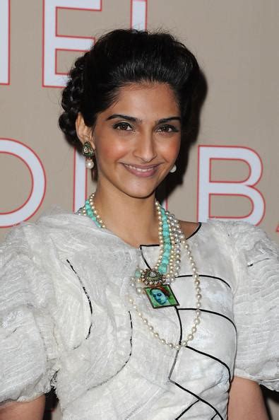 Sonam Kapoor In Cute White Dress Pictures Celebrities Wallpapers And