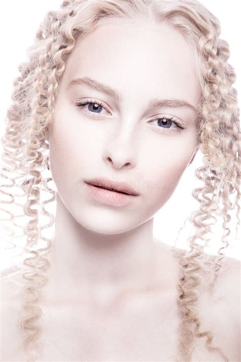 Portret Tajemnicza Albinos Kobieta Zdjęcie Stock Obraz złożonej z demonetyzacja moda