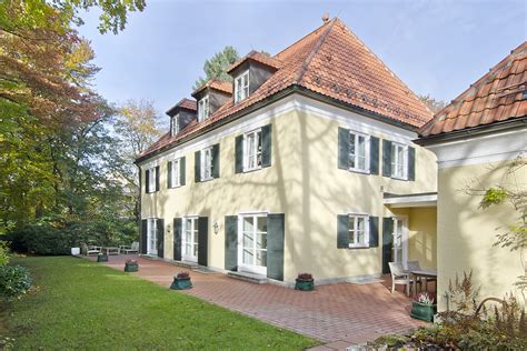 Sehr schöne Villa im klassischen Stil der 30er Jahre mit ...