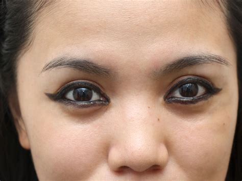 A liquid eyeliner is best for precise application. How to Apply Eyeliner Around the Entire Eye: 11 Steps