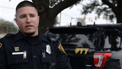 I Hate Cops Why A Photo Of A San Antonio Police Officer Is Going Viral