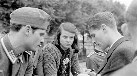 With her older brother hans, a handful of their friends, and a professor, she helped distribute subversive leaflets of. Nieuwe biografieën van Hans en Sophie Scholl ...