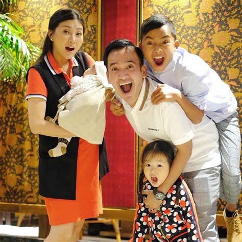 Check spelling or type a new query. Ruben Onsu dan Sarwendah Tan Kunjungi NTT Bersama Betrand Peto