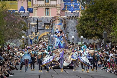 Disneyland S New Parade Magic Happens Ups The Art Ante Los Angeles Times