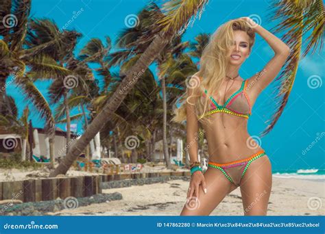 Bella Donna Sexy Del Bikini Posante Sulla Spiaggia Caraibica Fotografia Stock Immagine Di