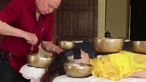 Massage Vibratoire Avec Bols Tibétains Youtube