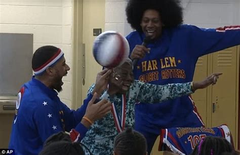 Virginia Mclaurin Celebrates Turning 107 With The Harlem Globetrotters Daily Mail Online