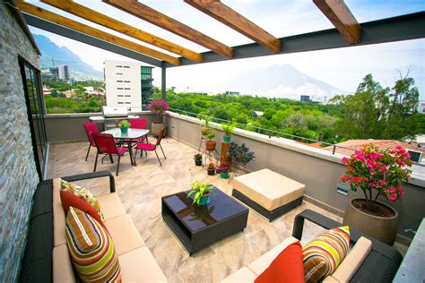 Casa de madera con terraza segundo piso : Terraza balcones y terrazas modernos de icazbalceta ...