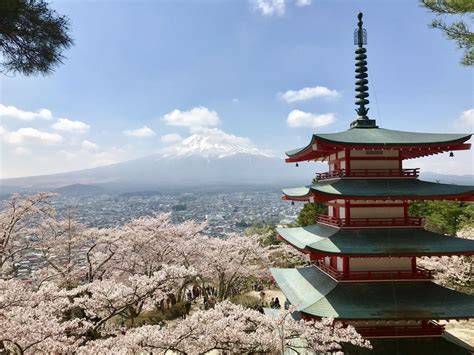 富士山と桜と五重の塔 絶景事典