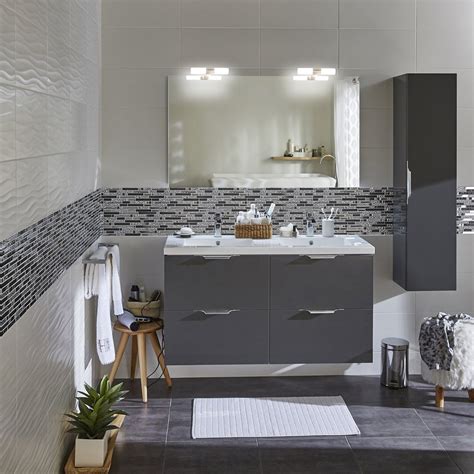De nature contemporaine, le carrelage anthracite est à la pointe de la tendance et apporte une touche de modernité dans chaque espace. Du gris et du blanc pour la salle de bains | Salle de bain ...