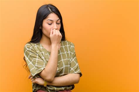 Mujer Joven Sintiéndose Pensativa Y Preocupada Foto Premium